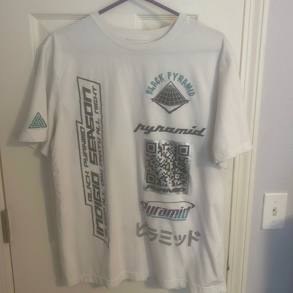 Black pyramid double reflective shirt .